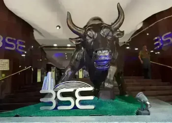 Indian benchmark shares fall as Mideast cues keep investors on edge