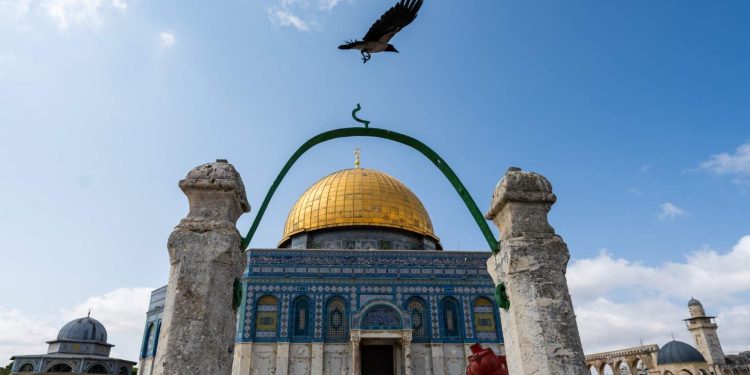 Israel Continues to Bar Muslims from Friday Prayers at Al-Aqsa Mosque for 4th Straight Week