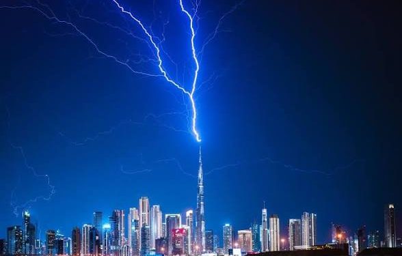 Lightning Strikes Burj Khalifa as Severe Thunderstorm Hit Dubai