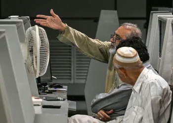 Selling returns to bourse, KSE-100 sheds over 2,000 points in early trade