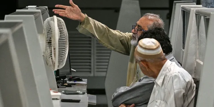 Selling returns to bourse, KSE-100 sheds over 2,000 points in early trade