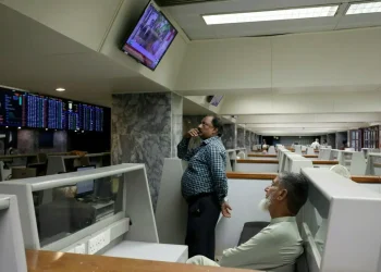 Selling returns to bourse amid geopolitical tensions, KSE-100 down nearly 2,200 points