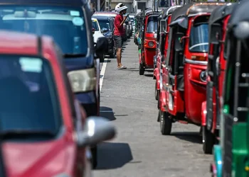 Sri Lanka announces four-day work week over fears war will drag