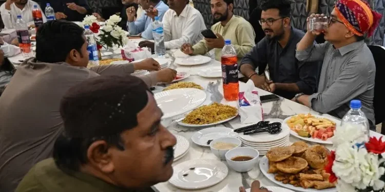 ‘First, we are humans’: Ramazan brings Hindus and Muslims closer in Sindh’s Mithi