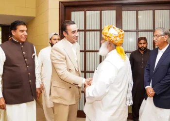Bilawal calls on Fazl at his residence, two leaders discuss political matters