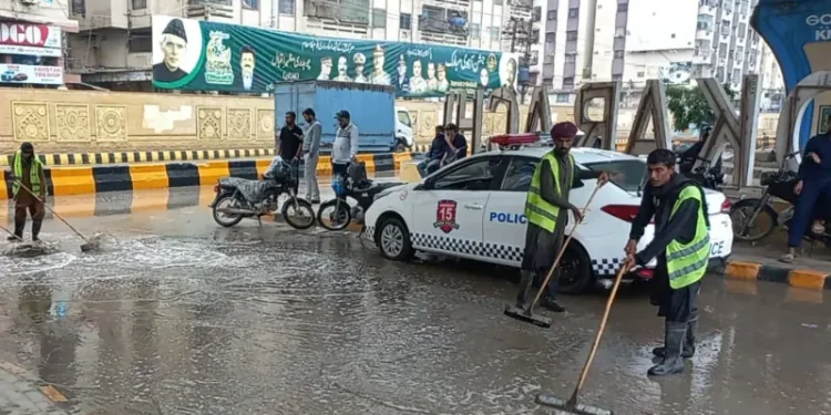 At least 4 killed as heavy rain lashes Karachi; city administration declares emergency