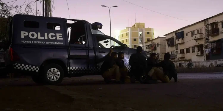 DIG orders inquiry after video, purportedly showing armed robbery on Karachi bridge, goes viral
