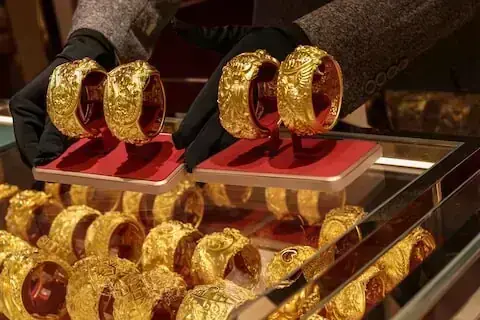 Gold price drops by Rs3,000 per tola in Pakistan