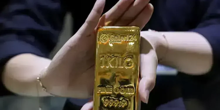 Gold set for third weekly gain as US rate outlook offsets dollar strength