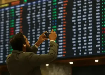 Selling pressure at bourse, KSE-100 down over 1,000 points