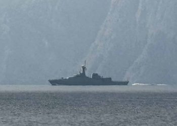 US W@rships Cross Straitof Hormuz for First TimeSince Iran W@r Began