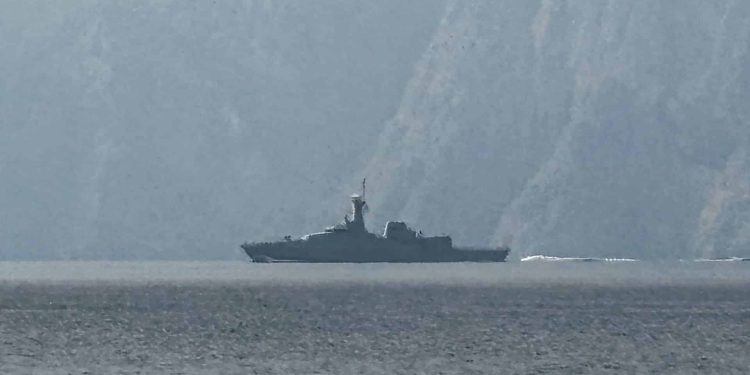 US W@rships Cross Straitof Hormuz for First TimeSince Iran W@r Began